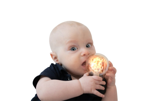 男婴肖像和发光的灯泡图片下载