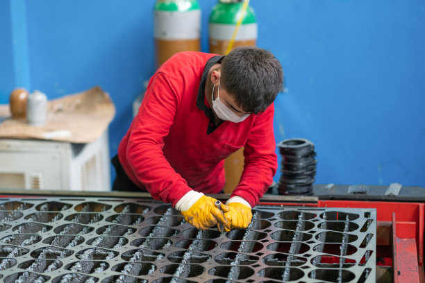 年轻的工人在生产线上工作图片下载