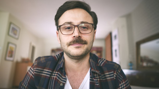 用电脑聊天和工作图片下载