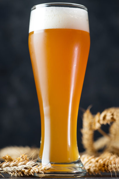 特写一杯未经过滤的冷小麦啤酒图片下载