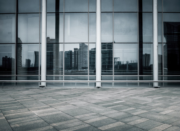 中国上海大理石广场的玻璃幕墙反映了现代城市建筑图片下载