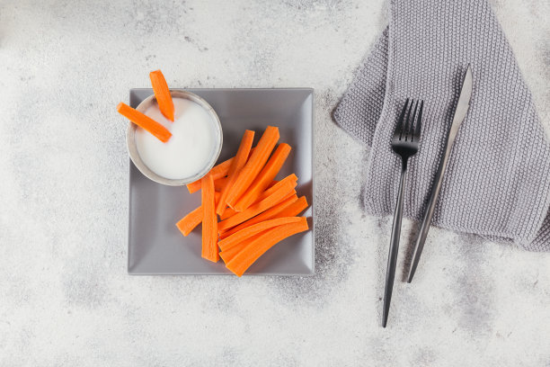 蔬菜棒。生胡萝卜配酸奶沙司。健康饮食理念图片下载