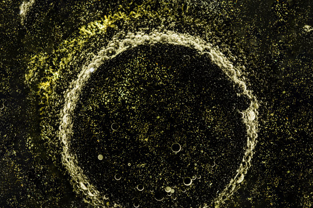 抽象的图案。用水、油和染料制作的平面设计纹理。像病毒、细胞和行星这样的图形在宇宙中形成图片下载