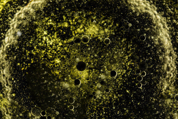 抽象的图案。用水、油和染料制作的平面设计纹理。像病毒、细胞和行星这样的图形在宇宙中形成图片下载