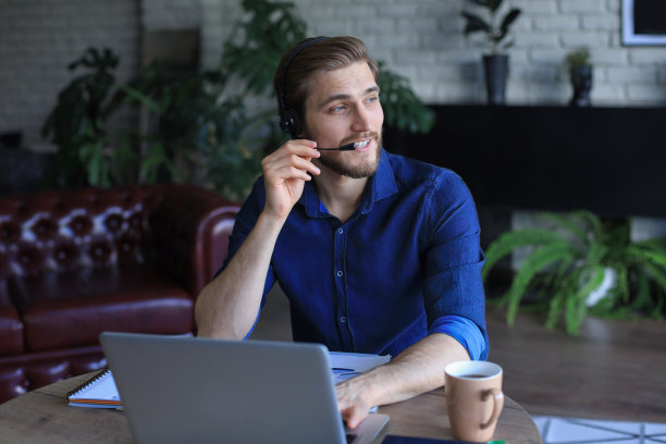 自信的男人戴着耳机说话，看商务网络研讨会培训，听讲座。图片下载
