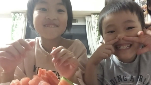 电脑屏幕显示与孩子们的在线视频通话图片下载