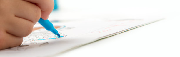 孩子用毡尖笔画画图片下载