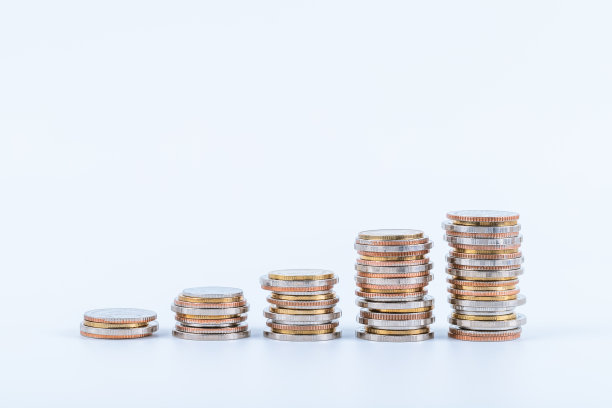 白色背景上的硬币堆;商业、金融和投资概念图片下载