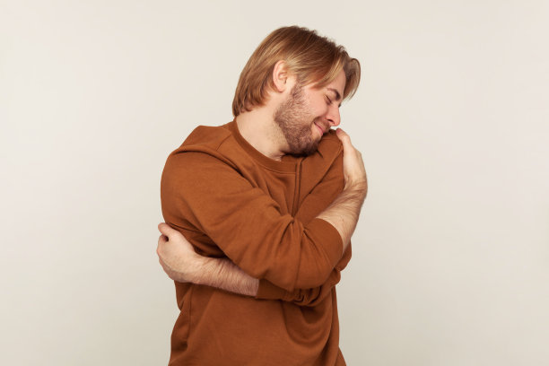 我爱我自己!自私的男人的肖像，胡子在运动衫站着，拥抱自己与快乐的表情图片下载