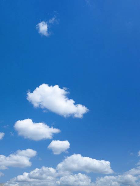 初夏蓝天白云图片下载