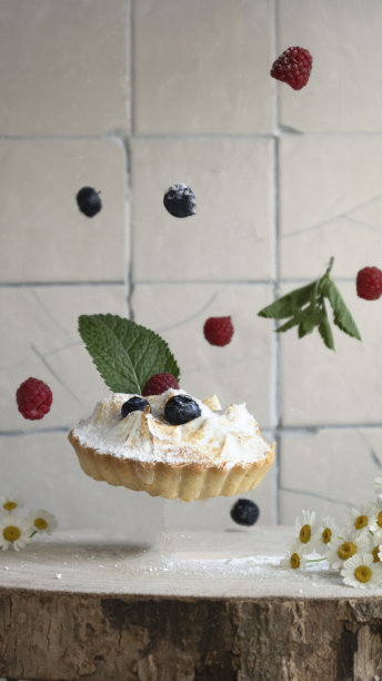 悬浮的蛋糕和浆果在一个轻的背景图片下载