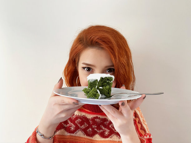 女孩和绿蛋糕图片下载