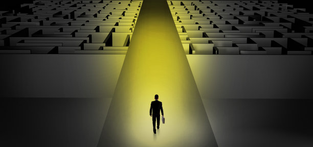 商人径直走在两个黑暗的迷宫里图片下载