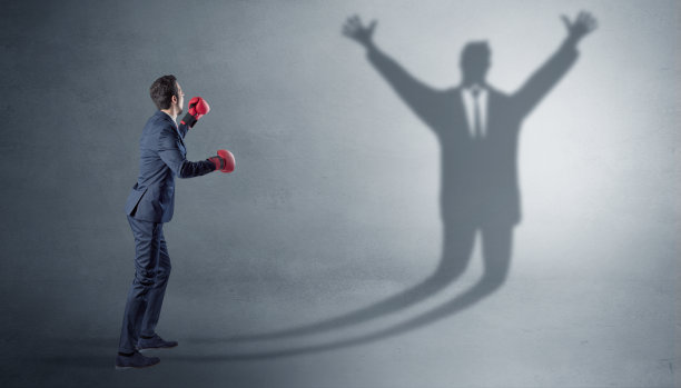 商人和一个缴械的商人影子打架图片下载