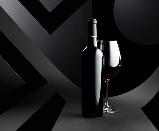 一瓶和一杯红酒。图片下载