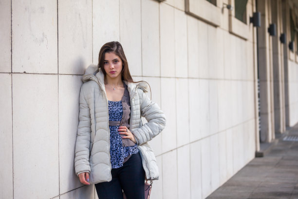 一个年轻美丽的少女，练习造型姿势，在室外的一个冬天。图片下载