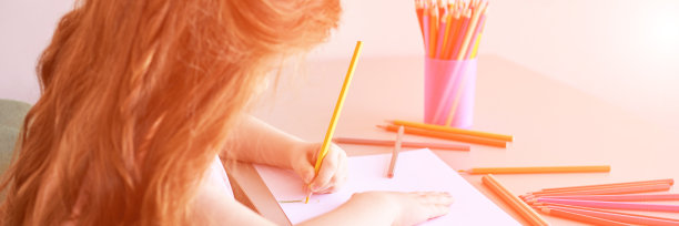 小女孩画。关闭锁定运动。自制的例程。学校的功课图片下载