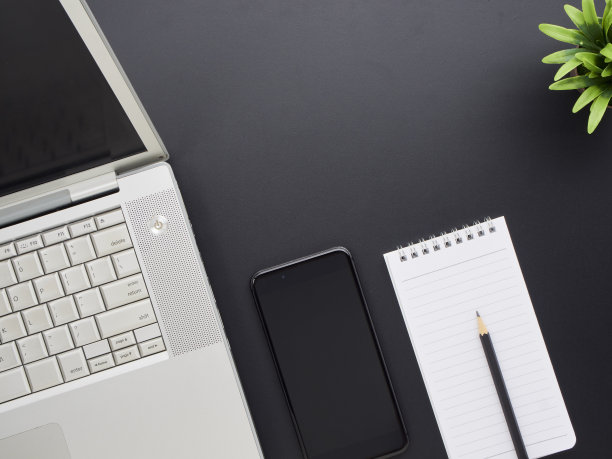 带有笔记本电脑和智能手机的家庭办公室工作空间模型。图片下载