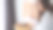 一个漂亮的年轻女子在家里舒适的白色床上看书图片下载
