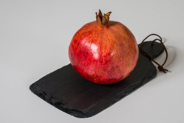 熟透的红石榴放在砧板上。图片下载