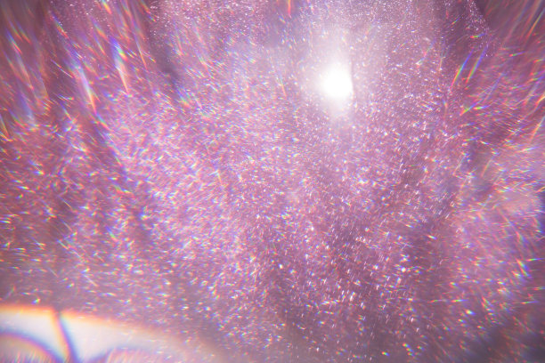 闪闪发光的散景背景在一个新鲜的粉红色。粉色亮片引起背景散焦图片下载