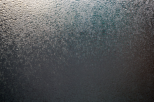 雾气弥漫的玻璃。冷凝。水滴在窗户上。抽象的背景。图片下载