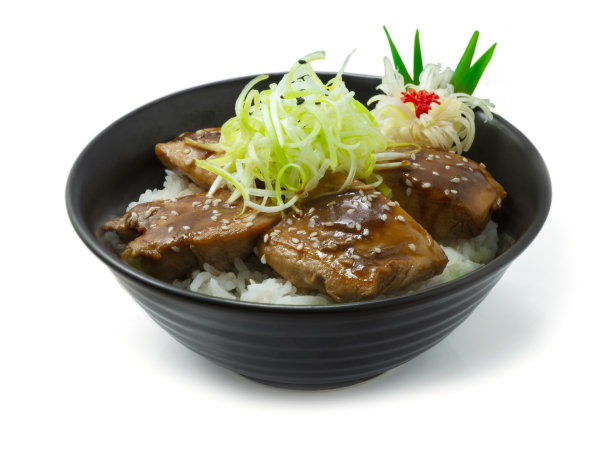 日式烧鸡放韭菜片上撒芝麻(烧鸡酱饭食谱)图片下载