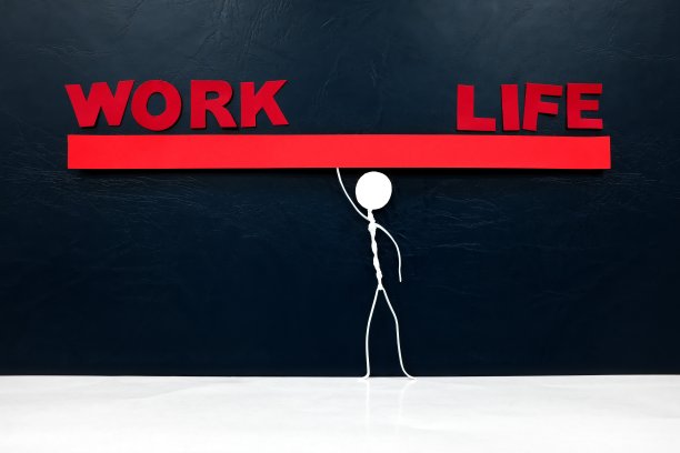 工作与生活的平衡的概念。人体简笔画平衡一个红色的跷跷板与工作和生活的文字剪纸。图片下载