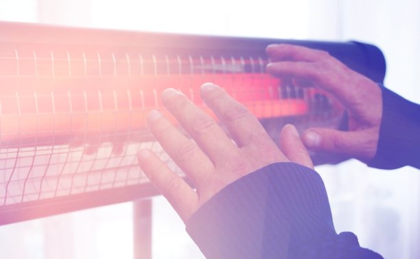 红外加热器。温暖舒适的家。图片下载