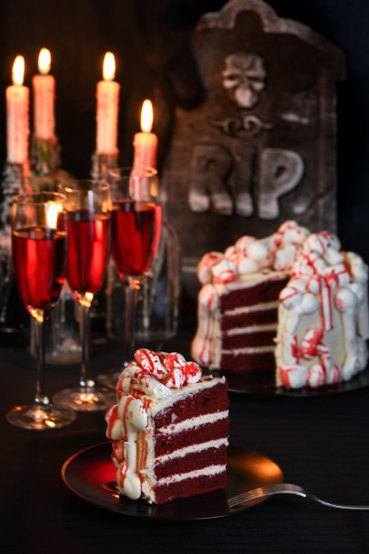 用蛋白酥皮骨头装饰的红色天鹅绒蛋糕图片下载