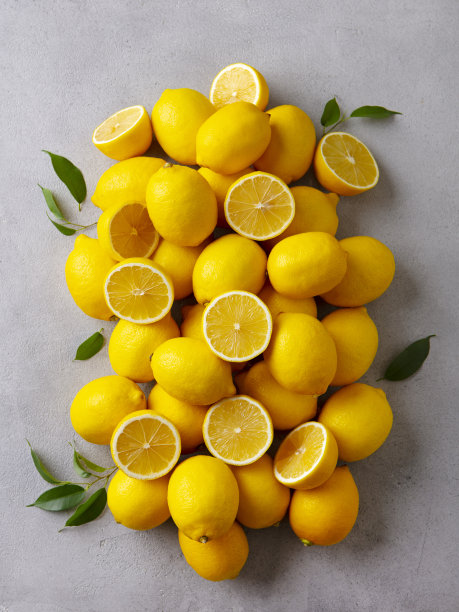 灰色背景上的新鲜柠檬。前视图。图片下载