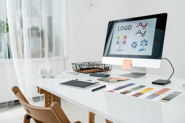 电脑显示器，带手写笔的图形平板电脑，耳机和其他东西图片下载