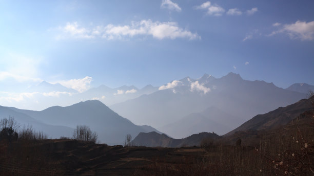 清晨，在尼泊尔的喜马拉雅山脉，雾气弥漫图片下载