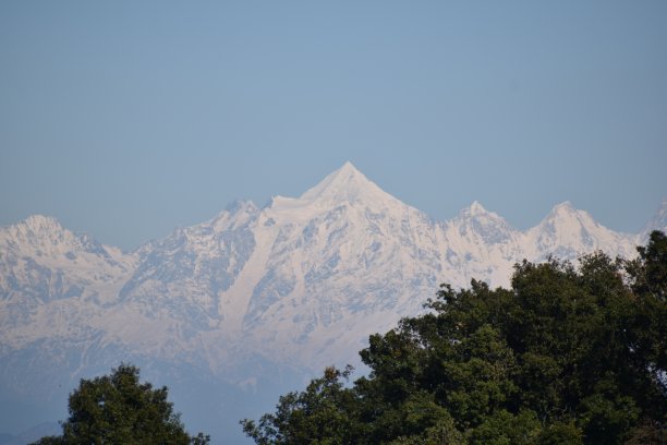 这是一幅美丽的山景图图片下载