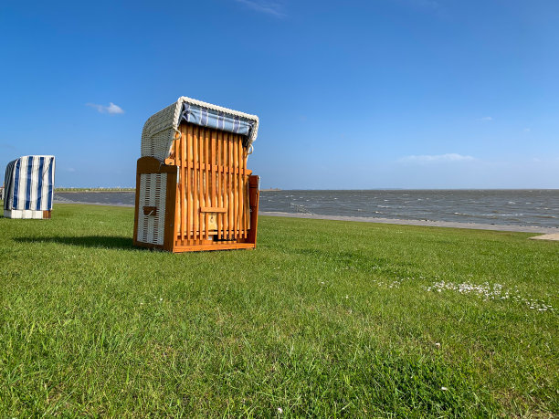 传统的北德国沙滩椅和北海海岸景观图片下载