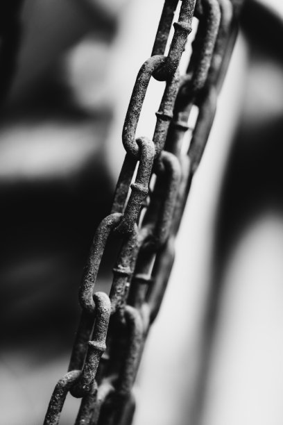 肮脏的、伸展的、生锈的旧链子图片下载
