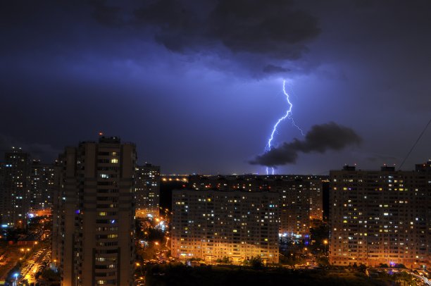 2020年7月7日，莫斯科的雷雨天气图片下载