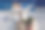 小女孩和她的妈妈购物后在超市附近的包装产品图片下载