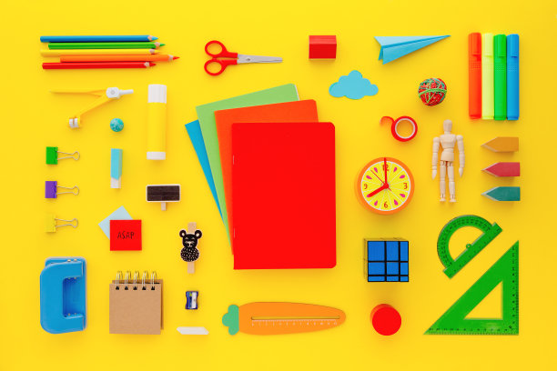 收集学习用品和空白笔记本封面模型。图片下载