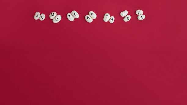 一周的日子在红色的背景上，字母在豆子上。为有趣的学习、商业或业余爱好制定创造性的时间表。照片博客，组织者，时间管理图片下载