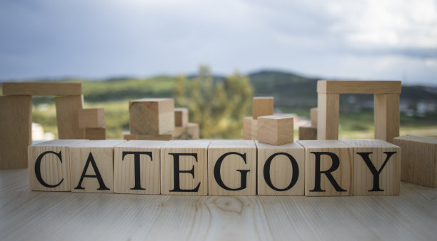 类别块木块字体。桌子上拍了张照片。背景中有天空和山脉。Consept。图片下载