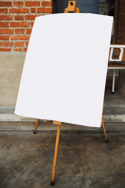咖啡店前画架上的空白纸图片下载