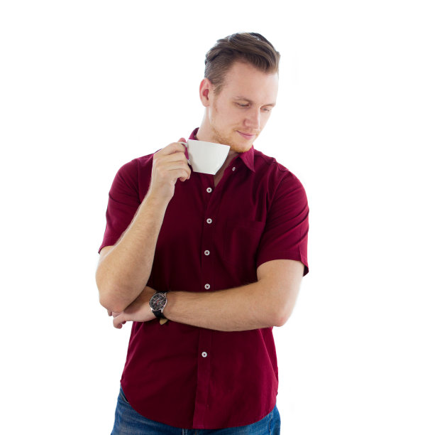 独自拿着咖啡杯的男人。图片下载