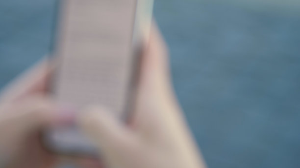 男人用手机发短信图片下载