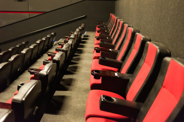 电影院空屏幕。有空位的观众。模拟了图片下载