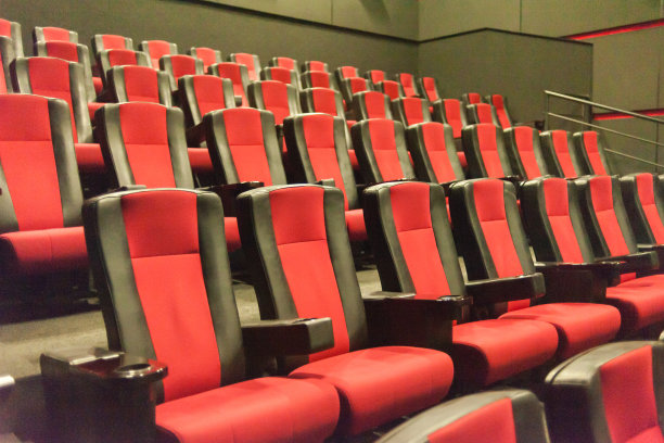 电影院空屏幕。有空位的观众。模拟了图片下载