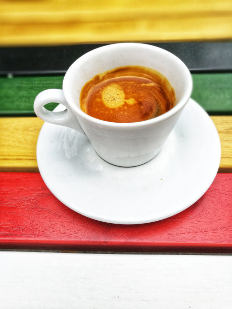 新鲜的咖啡放在彩色的木桌上图片下载