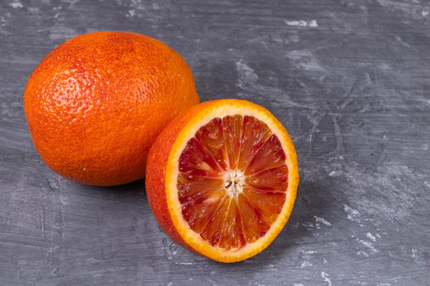 黑色背景上的血红色橙色。图片下载