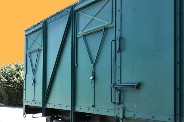 一辆绿色无窗马车在橙色的人造天空前的抽象图片，概念图片下载