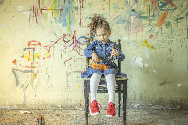 小女孩在玩玩具图片下载